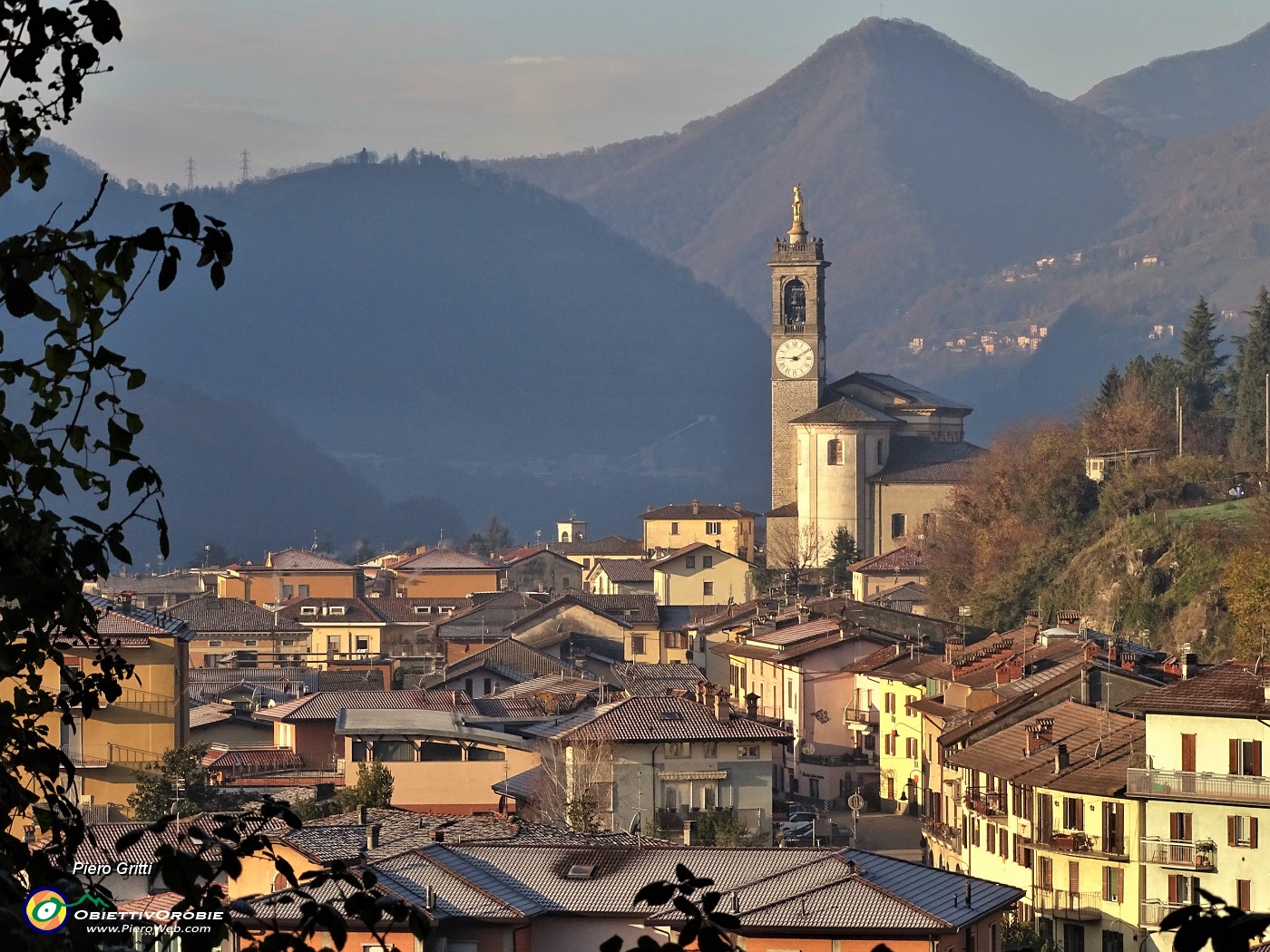 10 Anche sul  centro di Zogno splende il sole.JPG